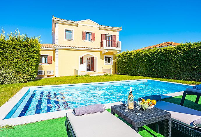 ,Beautiful villa with private pool and terrace . - Villa Europe Thia . (Galerie de photos) }}