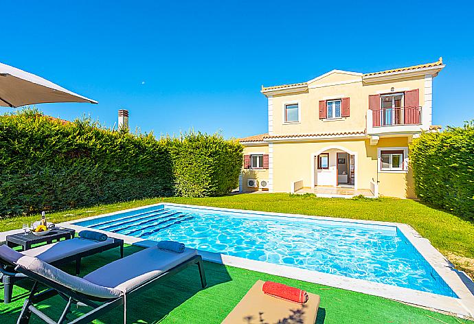 Beautiful villa with private pool and terrace . - Villa Europe Thia . (Fotogalerie) }}