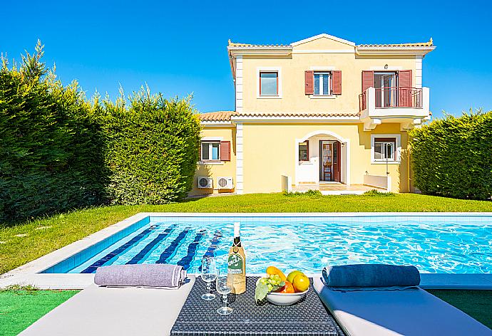 Beautiful villa with private pool and terrace . - Villa Europe Thia . (Galerie de photos) }}