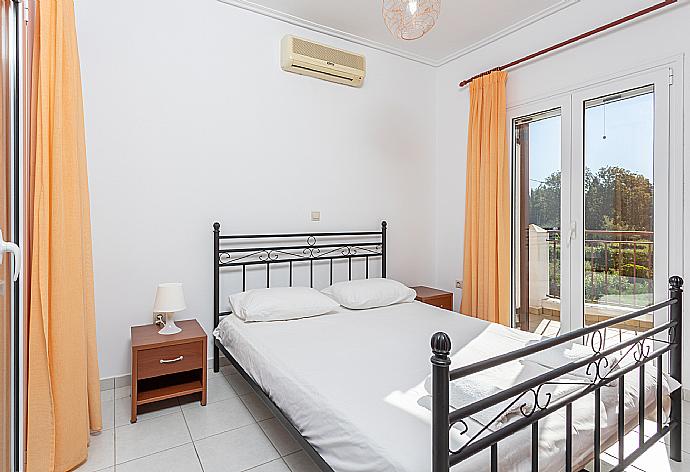 Double bedroom with A/C and upper terrace access . - Villa Europe Thia . (Galleria fotografica) }}