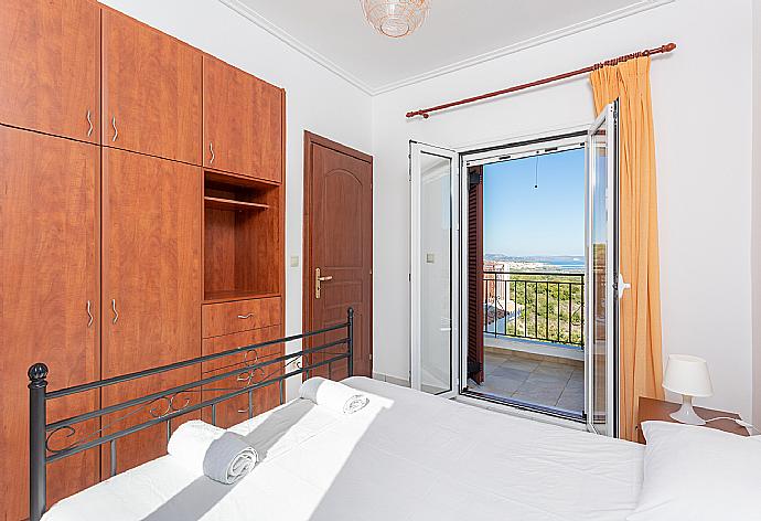 Double bedroom with A/C and upper terrace access . - Villa Europe Thia . (Photo Gallery) }}