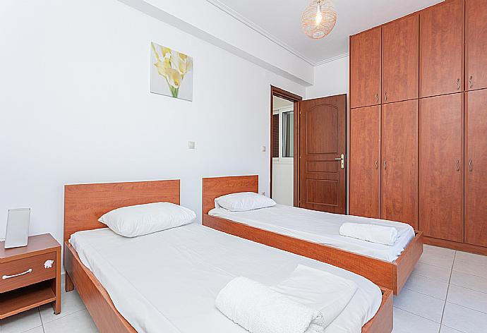 Twin bedroom with A/C and upper terrace access . - Villa Europe Thia . (Photo Gallery) }}