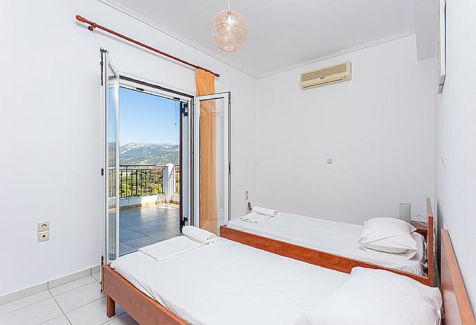 Twin bedroom with A/C and upper terrace access . - Villa Europe Thia . (Photo Gallery) }}