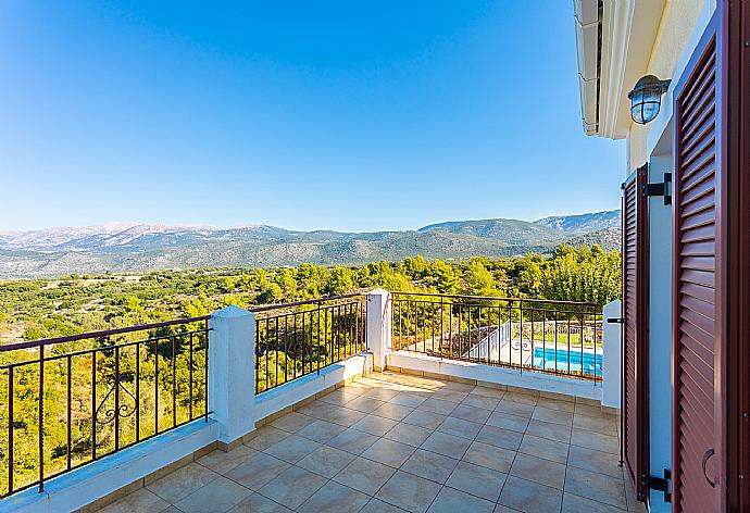 Upper terrace with panoramic views . - Villa Europe Thia . (Галерея фотографий) }}