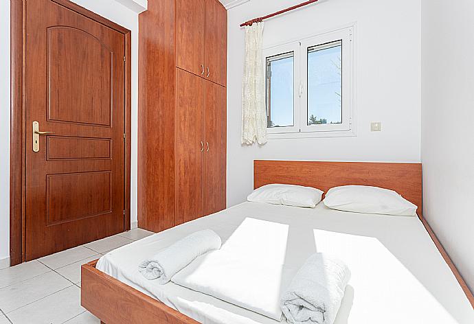 Double bedroom with A/C and terrace access . - Villa Europe Thia . (Galerie de photos) }}