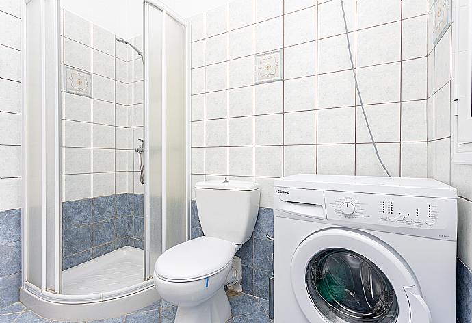 Family bathroom with shower . - Villa Europe Thia . (Galerie de photos) }}