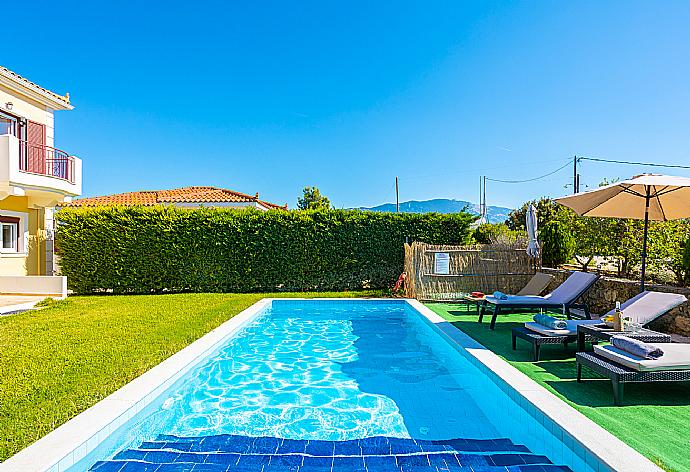 Private pool and terrace . - Villa Europe Thia . (Galleria fotografica) }}