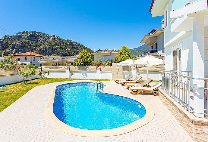 Private pool, terrace, and garden . - Villa Veli . (Fotogalerie) }}
