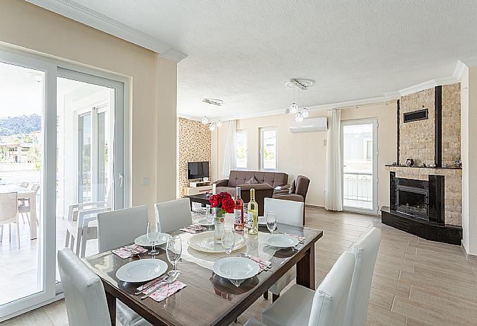 Open-plan living room with sofas, dining area, kitchen, ornamental fireplace, A/C, WiFi internet, satellite TV, and terrace access . - Villa Veli . (Fotogalerie) }}