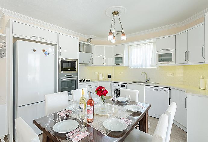 Equipped kitchen . - Villa Veli . (Fotogalerie) }}