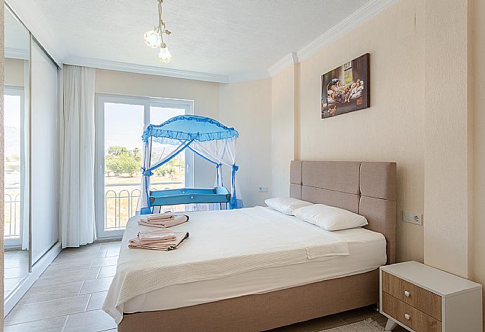 Double bedroom with en suite bathroom and A/C . - Villa Veli . (Fotogalerie) }}