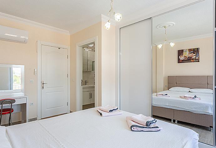 Double bedroom with en suite bathroom and A/C . - Villa Veli . (Galerie de photos) }}