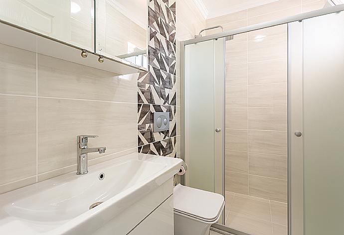 En suite bathroom with shower . - Villa Veli . (Photo Gallery) }}