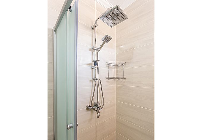 En suite bathroom with shower . - Villa Veli . (Photo Gallery) }}