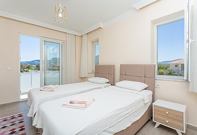 Twin bedroom with en suite bathroom, A/C, and balcony access . - Villa Veli . (Fotogalerie) }}