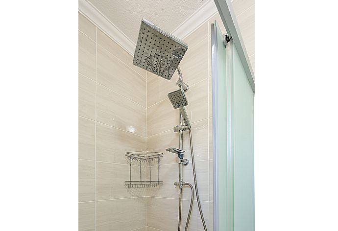 En suite bathroom with shower . - Villa Veli . (Galerie de photos) }}