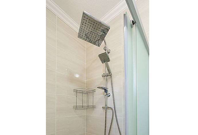 En suite bathroom with shower . - Villa Veli . (Photo Gallery) }}