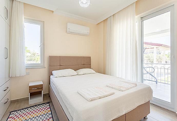 Double bedroom with en suite bathroom, A/C, and terrace access . - Villa Veli . (Fotogalerie) }}
