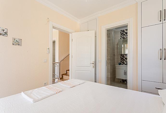 Double bedroom with en suite bathroom, A/C, and terrace access . - Villa Veli . (Galería de imágenes) }}