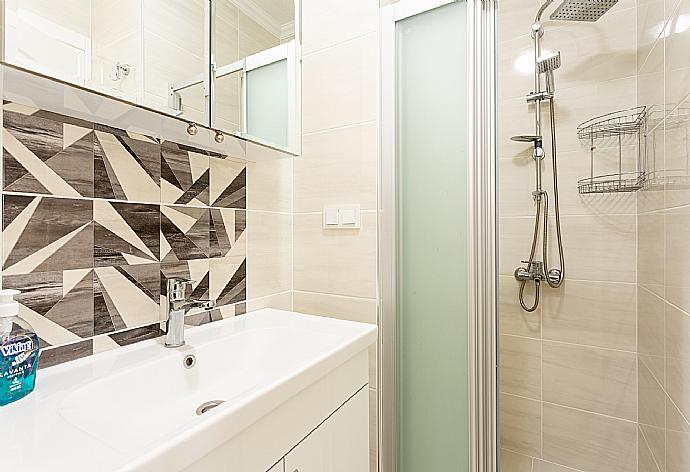 En suite bathroom with shower . - Villa Veli . (Fotogalerie) }}