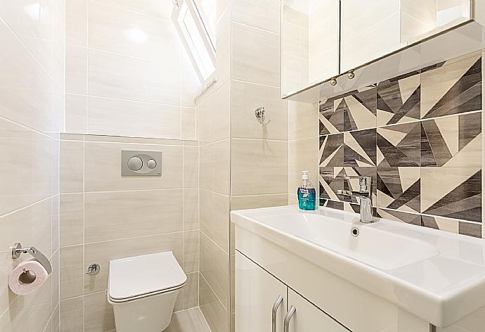 En suite bathroom with shower . - Villa Veli . (Photo Gallery) }}