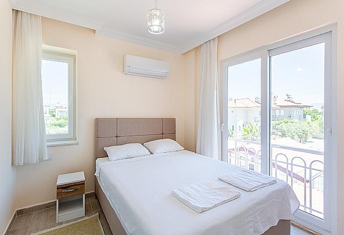 Double bedroom with en suite bathroom and A/C . - Villa Veli . (Fotogalerie) }}