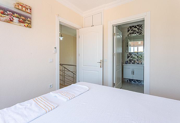 Double bedroom with en suite bathroom and A/C . - Villa Veli . (Photo Gallery) }}