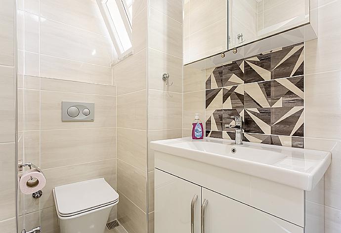 En suite bathroom with shower . - Villa Veli . (Photo Gallery) }}