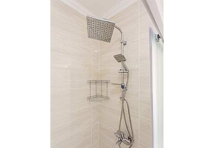 En suite bathroom with shower . - Villa Veli . (Galerie de photos) }}
