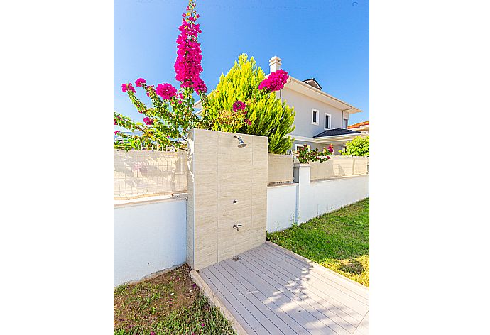 Outdoor shower . - Villa Veli . (Fotogalerie) }}