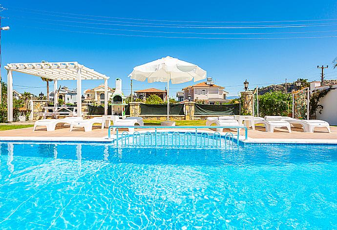 Private pool, terrace, and garden . - Villa Portakal Blossom . (Galería de imágenes) }}