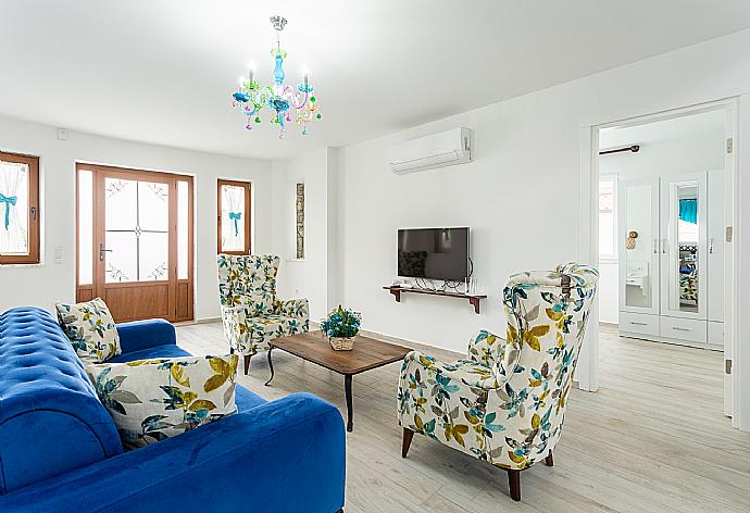 Open-plan living room with sofas, dining area, kitchen, A/C, WiFi internet, satellite TV, and terrace access . - Villa Portakal Blossom . (Galería de imágenes) }}