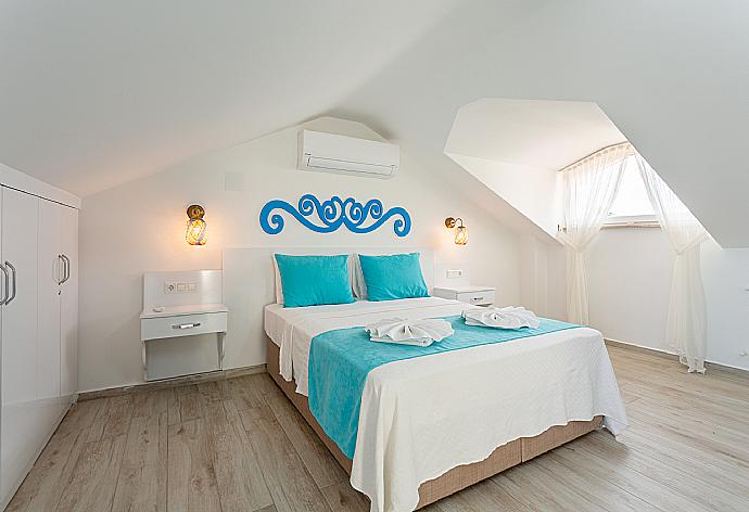 Double bedroom with en suite bathroom, A/C, seating, TV, and upper terrace access . - Villa Portakal Blossom . (Galería de imágenes) }}