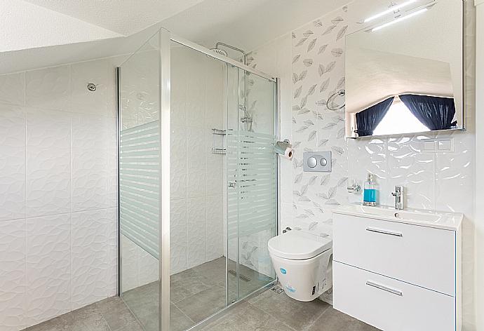 En suite bathroom with shower . - Villa Portakal Blossom . (Fotogalerie) }}