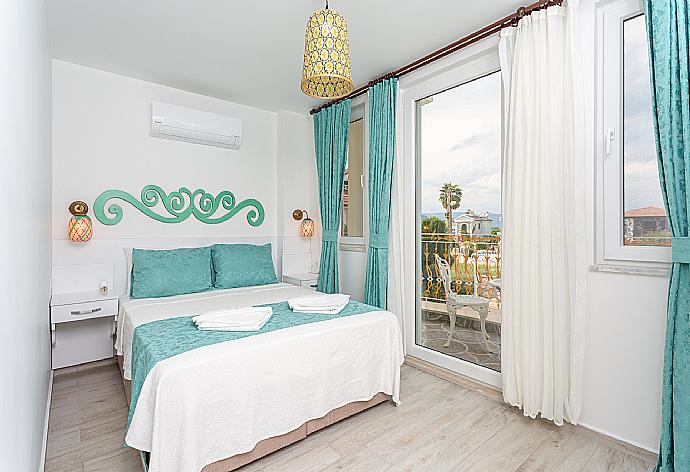 Double bedroom with en suite bathroom, A/C, and balcony access . - Villa Portakal Blossom . (Fotogalerie) }}