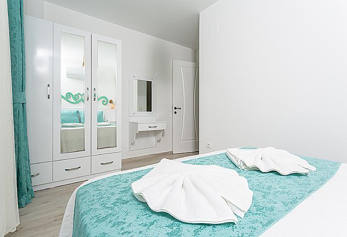 Double bedroom with en suite bathroom, A/C, and balcony access . - Villa Portakal Blossom . (Galleria fotografica) }}