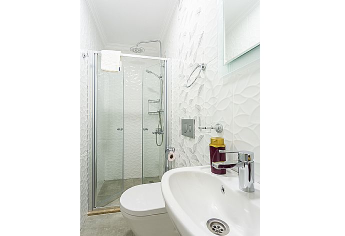 En suite bathroom with shower . - Villa Portakal Blossom . (Fotogalerie) }}