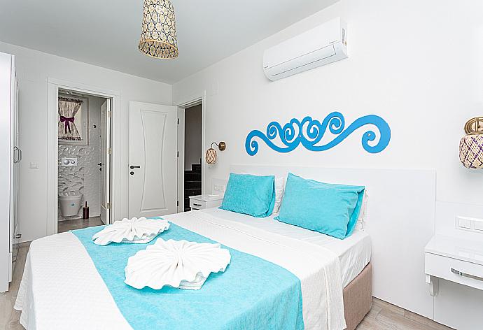 Double bedroom with en suite bathroom, A/C, and terrace access . - Villa Portakal Blossom . (Galería de imágenes) }}