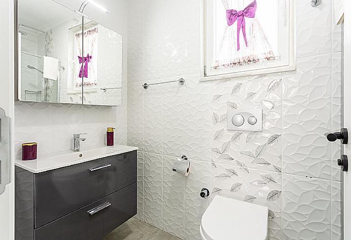 En suite bathroom with shower . - Villa Portakal Blossom . (Galerie de photos) }}