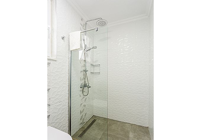 En suite bathroom with shower . - Villa Portakal Blossom . (Galleria fotografica) }}