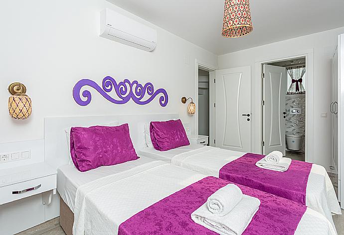 Twin bedroom with en suite bathroom, A/C, and balcony access . - Villa Portakal Blossom . (Галерея фотографий) }}