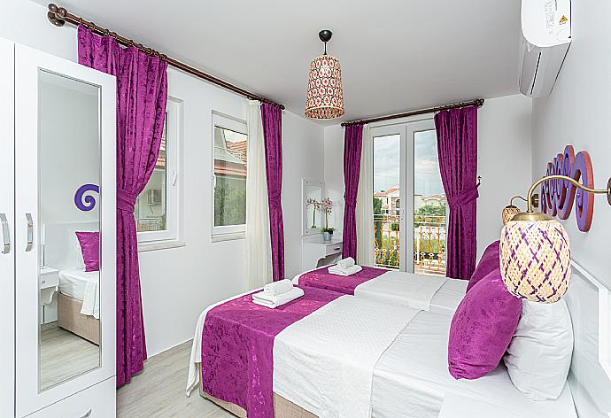 Twin bedroom with en suite bathroom, A/C, and balcony access . - Villa Portakal Blossom . (Галерея фотографий) }}