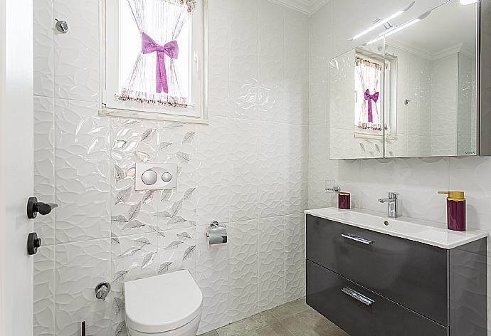 En suite bathroom with shower . - Villa Portakal Blossom . (Галерея фотографий) }}