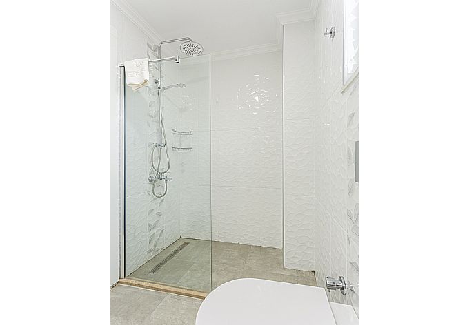 En suite bathroom with shower . - Villa Portakal Blossom . (Galerie de photos) }}