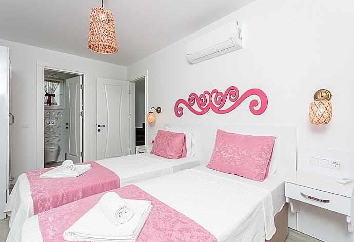 Twin bedroom with en suite bathroom, A/C, and balcony access . - Villa Portakal Blossom . (Galería de imágenes) }}