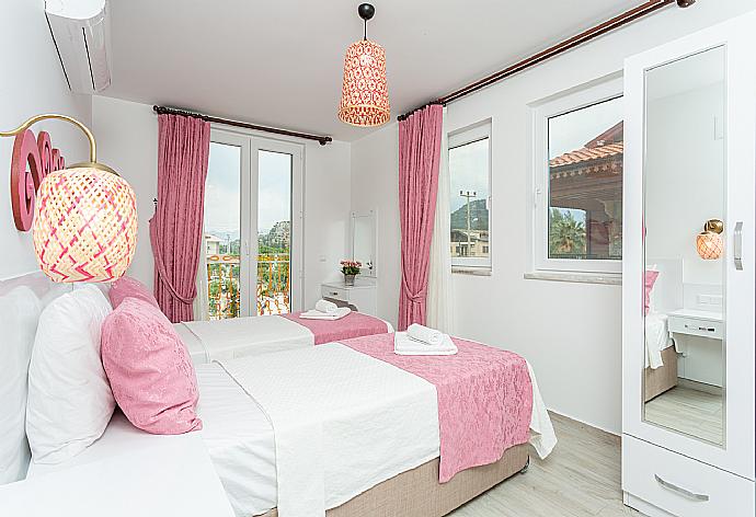 Twin bedroom with en suite bathroom, A/C, and balcony access . - Villa Portakal Blossom . (Галерея фотографий) }}