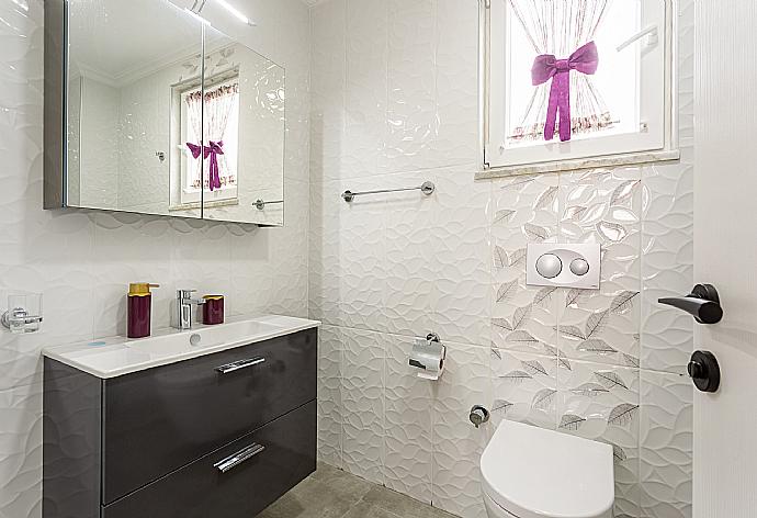 En suite bathroom with shower . - Villa Portakal Blossom . (Fotogalerie) }}