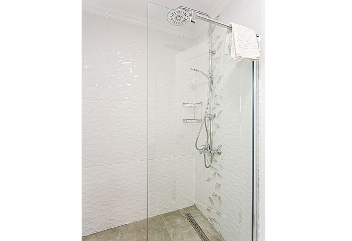 En suite bathroom with shower . - Villa Portakal Blossom . (Galerie de photos) }}