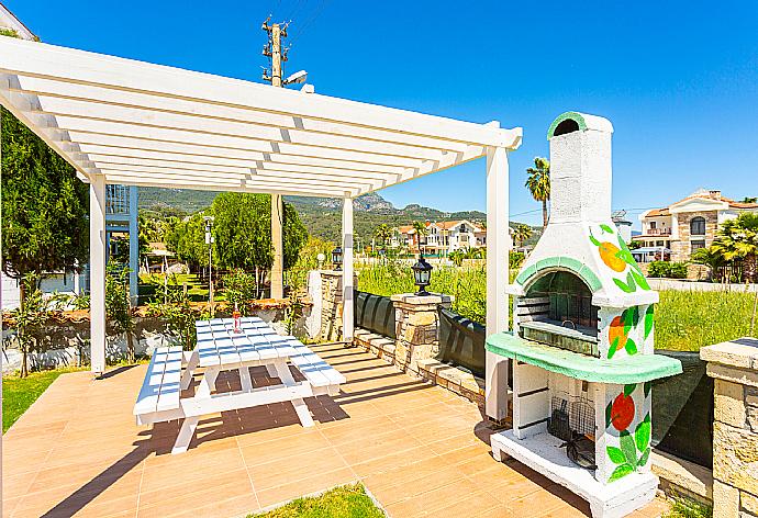 Terrace area with BBQ . - Villa Portakal Blossom . (Fotogalerie) }}