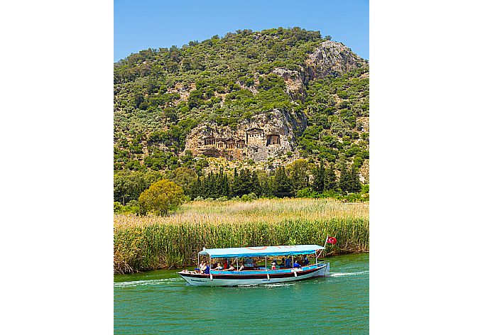 Dalyan river with ancient Lycian rock tombs in background . - Villa Portakal Blossom . (Galería de imágenes) }}